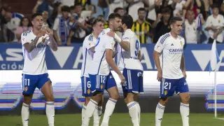 Maikel Mesa (11), Bakis (12) y Moya (21), en la celebración del gol que abrió el marcador ante el Villarreal B anteayer.
