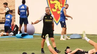 Fran Escribá, el entrenador del Real Zaragoza, ayer al inicio del entrenamiento del equipo, con gesto sonriente.