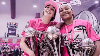Mariona Ortiz y Tanaya Atkinson celebran el título de la liga mexicana.