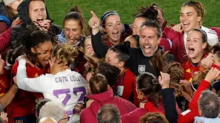 Las jugadoras y el cuerpo técnico de la selección española de fútbol femenino celebran el triunfo ante Suecia en las semifinales del Mundial.