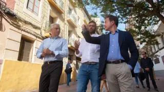 El concejal de Urbanismo, Víctor Serrano, a la izquierda, en su visita este viernes al barrio de Zamoray Pignatelli.