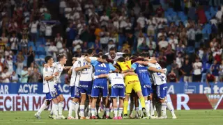 Los jugadores del Real Zaragoza celebrar eufóricos el triunfo sobre el Valladolid.
