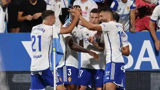 Los jugadores del Real Zaragoza se felicitan tras marcar Francés el 1-0 al Valladolid, que terminó siendo definitivo.