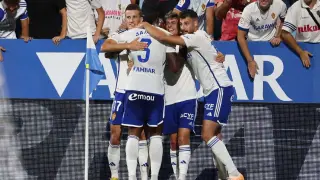 Momento de la celebración del gol ganador de Francés sobre el Valladolid, en la noche del pasado viernes en La Romareda.