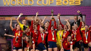 las jugadoras de la selección española celebran su triunfo en Sídney.