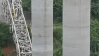 Derrumbe de un puente en el estado de Mizoram, en el noreste de la India.