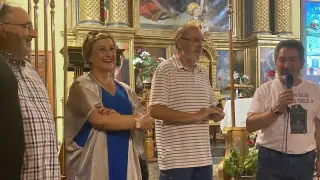 El alcalde de Sabiñán, Ignacio Marcuello, presenta los dos vídeos a los vecinos del pueblo en lña iglesia de San Pedro.