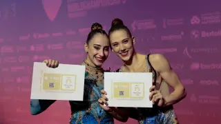 Alba Bautista, izquierda, y Polina Berezina, con los diplomas acreditativos de la clasificación para los Juegos Olímpicos.