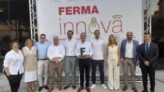 Galardonados con el Trofeo Ferma junto a autoridades y los empresarios que han participado en la mesa de Ferma Innova.