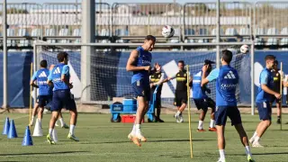 Sinan Bakis cabecea un balón en el entrenamiento de este lunes en la Ciudad Deportiva.