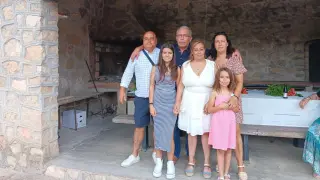Carlos (en el centro, con gafas y camisa azul marino) y Mayte (de blanco), junto a sus hijas Mar (vestido azul a rayas) y Aina (de rosa) y sus testigos, Manuela y Francisco.