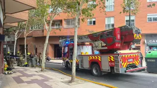 Bomberos del Ayuntamiento de Zaragoza trabajan para sofocar el incendio.