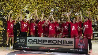 Las jugadoras del Casademont Zaragoza celebran el título de la Copa de la Reina, el pasado 2 de abril, en el pabellón Príncipe Felipe.