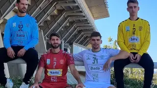 Los jugadores, con las nuevas equipaciones del Bada Huesca.