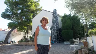 Mari Carmen Gaspar, delante de la primera torre de Miralbueno.