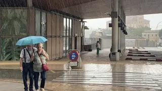 Los oscenses han tenido que sacar hoy sus paraguas.