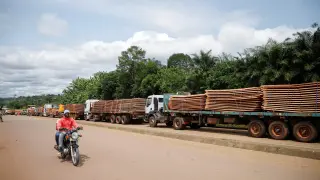 Camiones parados por el cierre de las fronteras tras el golpe de estado en Gabón.