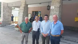 El jefe de SNCF, Jean Pierre Sarandu, (segundo por la izquierda), junto al presidente de Nueva Aquitania, Alain Rosset, y los alcaldes de Canfranc, Fernando Sánchez, y de Bedous, Enri Belegarde.