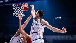 El serbio Borisa Simanic intenta taponar un lanzamiento rival, durante el Mundial de baloncesto.