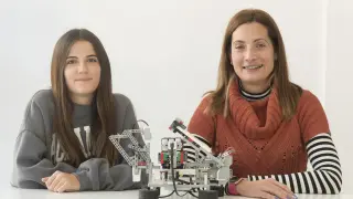 Patricia Heredia, a la derecha, junto a Valeria Corrales, cofundadoras del canal 'ValPat' de robótica.