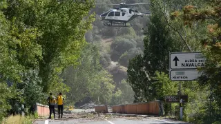 Agentes de la Guardia Civil y un helicóptero continúan las labores de búsqueda en una de las zonas afectadas por las inundaciones provocadas por la DANA, a 5 de septiembre de 2023, en Villa del Prado, Madrid (España).