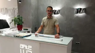 Daniel Pastor muestra tubos fluorescentes en la tienda de Arteluz en la avenida San José de Zaragoza.