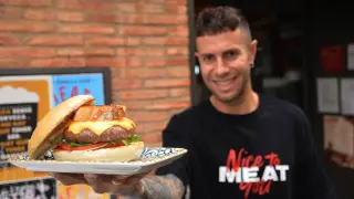 El jefe de cocina de Birolla con la hamburguesa de Vive Latino Zaragoza