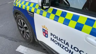 Imagen de una patrulla de la Policía Local de Monzón.