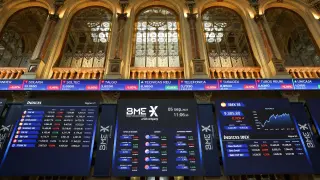Un panel del Ibex 35 en el Palacio de la Bolsa de Madrid, a 5 de septiembre de 2023, en Madrid (España).