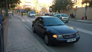 En primer plano, el coche causante del atropello en el cruce de la plaza de Santa Clara y la calle Cavia de Huesca.
