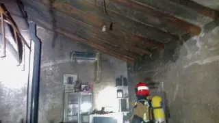 Bomberos de la DPT en la casa incendiada en Vinaceite