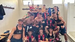 El Huesca celebrando la victoria en los vestuarios tras el partido.