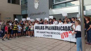 Familias y docentes se concentraron este lunes a las puertas del Ayuntamiento de Cuarte.