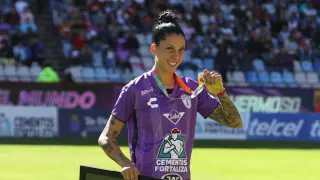 Jenni Hermoso recibeun homenaje de los hinchas de las Tuzas del Pachuca del fútbol femenino mexicano.