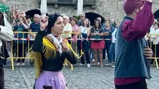 Baile del Biello Sobrarbe en la plaza Mayor de Aínsa.