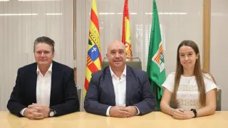 El alcalde de Fraga, Santiago Gramún; el pregonero, Javier Badules, y la concejala de Fiesta, Mapi Aquilué.