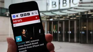 La BBC elimina contenido de Russell Brand.