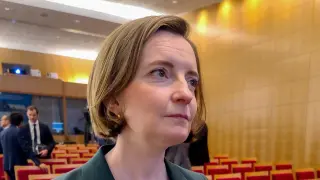 La economista jefa de la OCDE, Clare Lombardelli, durante la rueda de prensa en la que la institución ha presentado el informe interino de perspectivas.