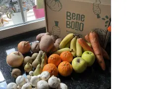 Bene bono comercializa en cestas por suscripción fruta y verdura ecológica que no llega a los lineales por su aspecto.