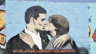 Pedro Sánchez le da un beso a Carles Puigdemont