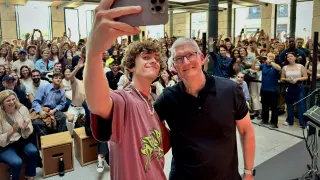 Guitarricadelafuente se saca un selfi con Tim Cook en la Apple Store de Madrid.