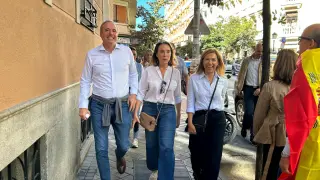 Jorge Azcón, junto a Cuca Gamarra y Ana Alós, este domingo en Madrid.