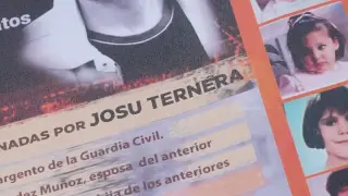 Protesta en la puerta del Kursaal con motivo del pase del documental de Jordi Évole ‘No me llames Ternera’, en San Sebastián.