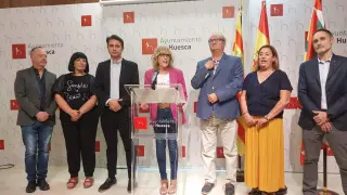 Silvia Salazar y, a su izquierda, José María Romance, junto a otros concejales del PSOE en la sala de prensa del Ayuntamiento.