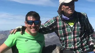 Tomás Urzanqui, de 80 años, y su hijo José, este miércoles en la cima de Monte Perdido.