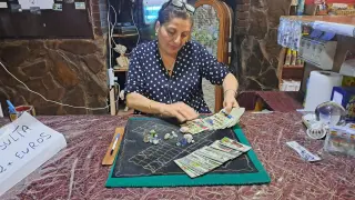 La siria Lina Munir echa las cartas del tarot, este viernes en su restaurante Samir Amis Lina en Zaragoza.