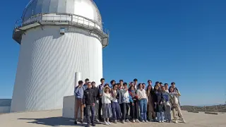 Foto de grupo de los estudiantes de Pekín ante la cúpula del observatorio de Javalambre, en el Pico del Buitre.