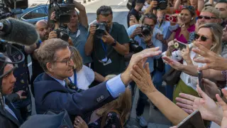 El líder del Partido Popular y candidato presidencial, Alberto Núñez Feijóo saluda a su salida del Congreso, el viernes en Madrid.