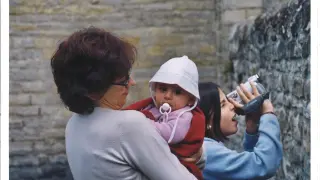 Marta Lallana, a los 9 años, con la videocámara, al lado de su madre y su hermana.