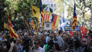 Varias personas conmemoran el aniversario del referéndum del 1-O, en la plaza de Urquinaona, en Barcelona.